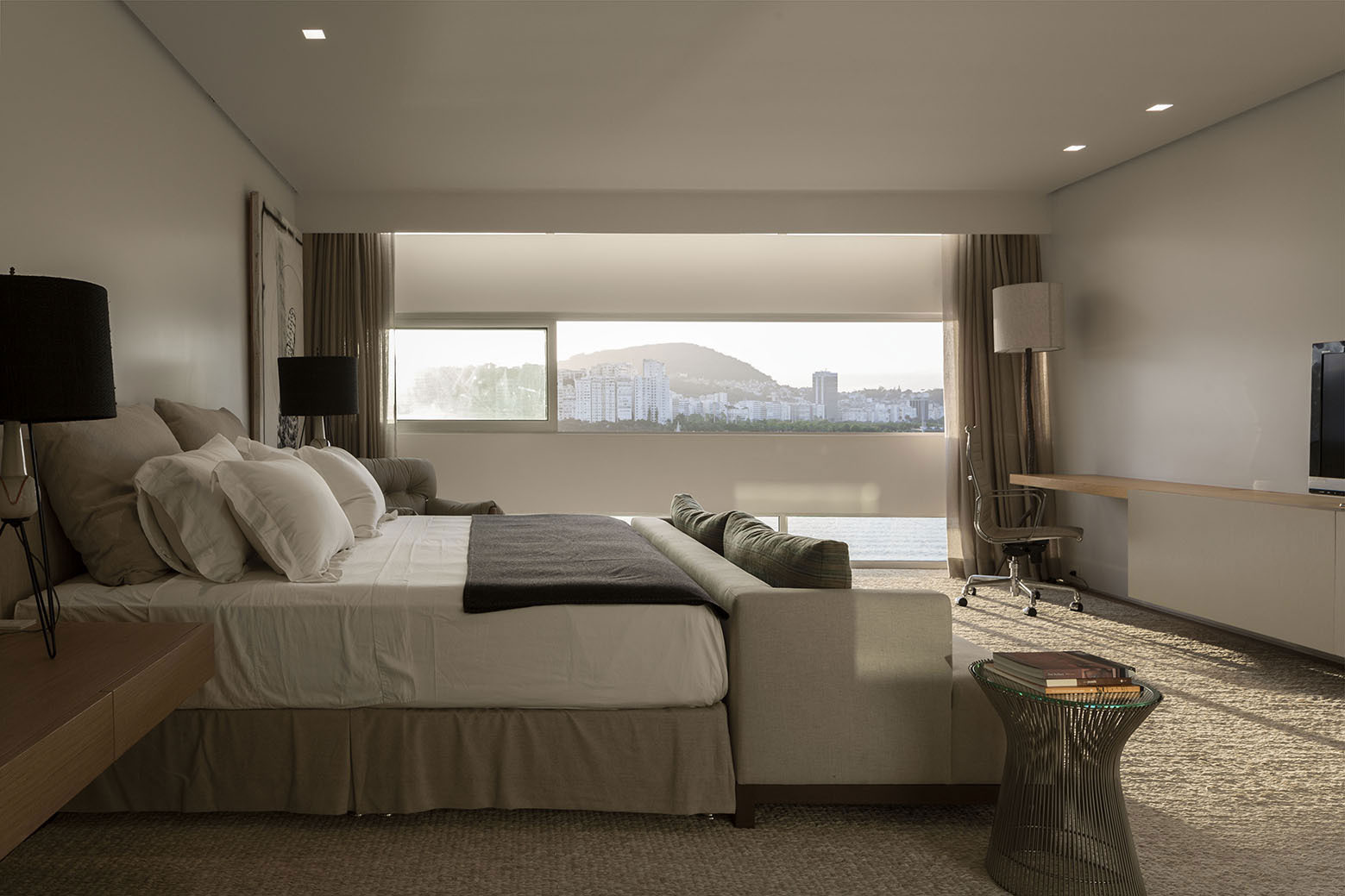 A Stylish Modern Home Sparkles with Classy and Luxurious Interiors in Rio de Janeiro by Studio Arthur Casas (13)