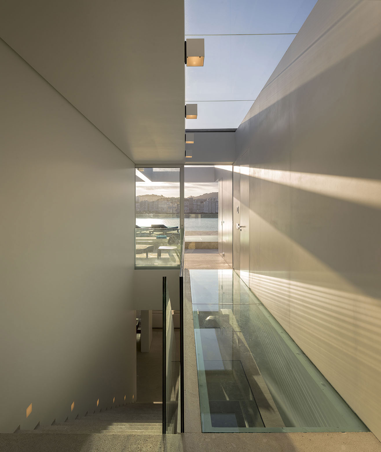 A Stylish Modern Home Sparkles with Classy and Luxurious Interiors in Rio de Janeiro by Studio Arthur Casas (16)