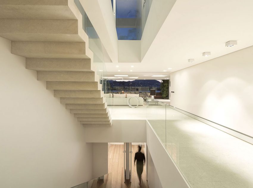 A Stylish Modern Home Sparkles with Classy and Luxurious Interiors in Rio de Janeiro by Studio Arthur Casas (17)