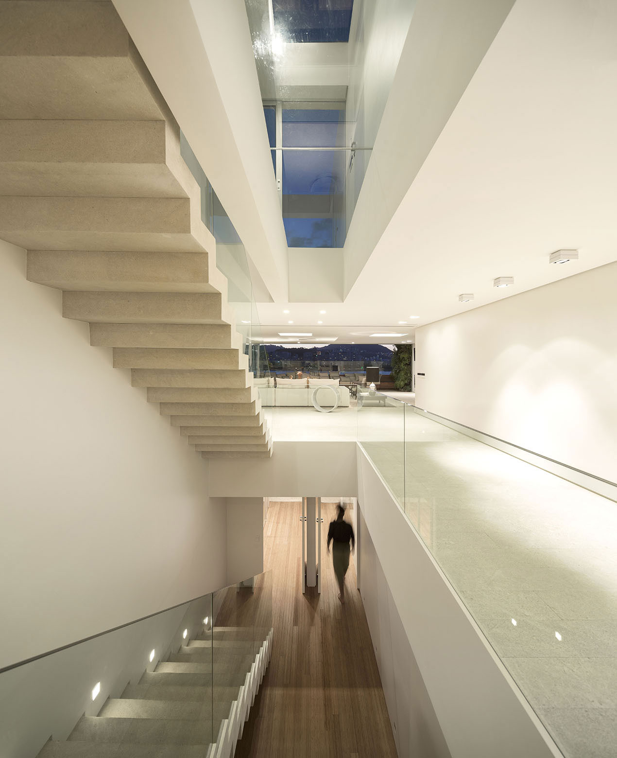 A Stylish Modern Home Sparkles with Classy and Luxurious Interiors in Rio de Janeiro by Studio Arthur Casas (17)