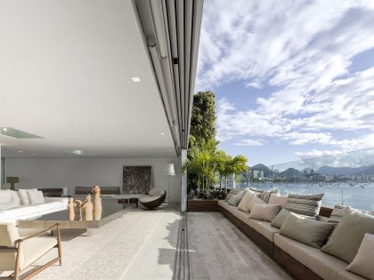 A Stylish Modern Home Sparkles with Classy and Luxurious Interiors in Rio de Janeiro by Studio Arthur Casas (20)
