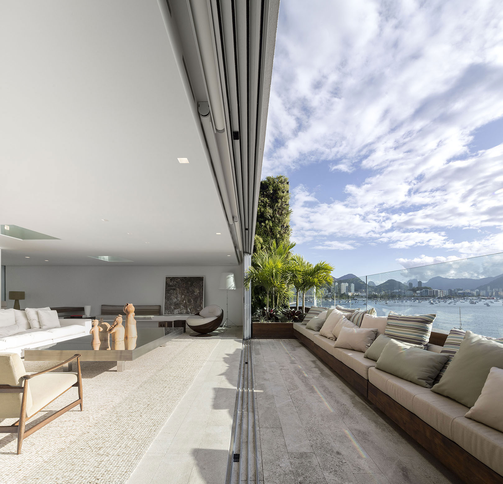 A Stylish Modern Home Sparkles with Classy and Luxurious Interiors in Rio de Janeiro by Studio Arthur Casas (20)