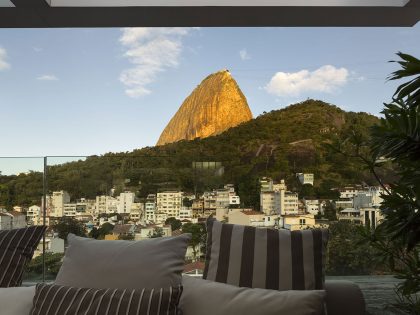 A Stylish Modern Home Sparkles with Classy and Luxurious Interiors in Rio de Janeiro by Studio Arthur Casas (21)