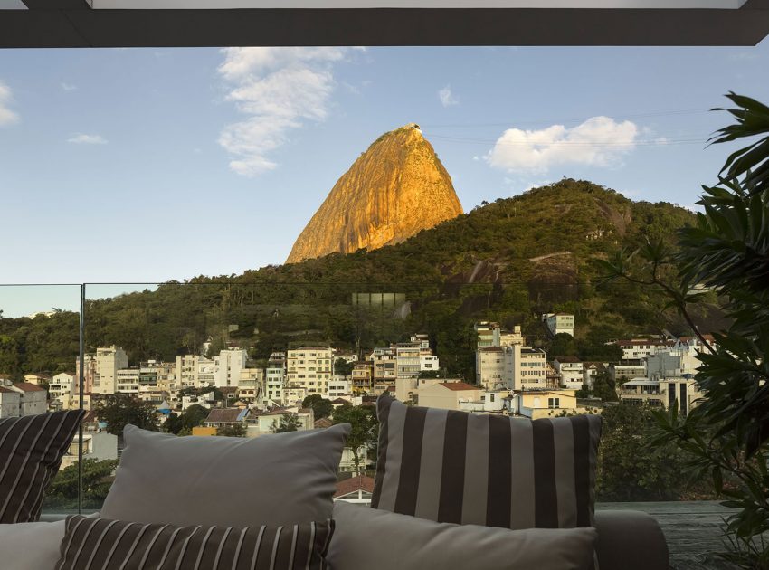 A Stylish Modern Home Sparkles with Classy and Luxurious Interiors in Rio de Janeiro by Studio Arthur Casas (21)