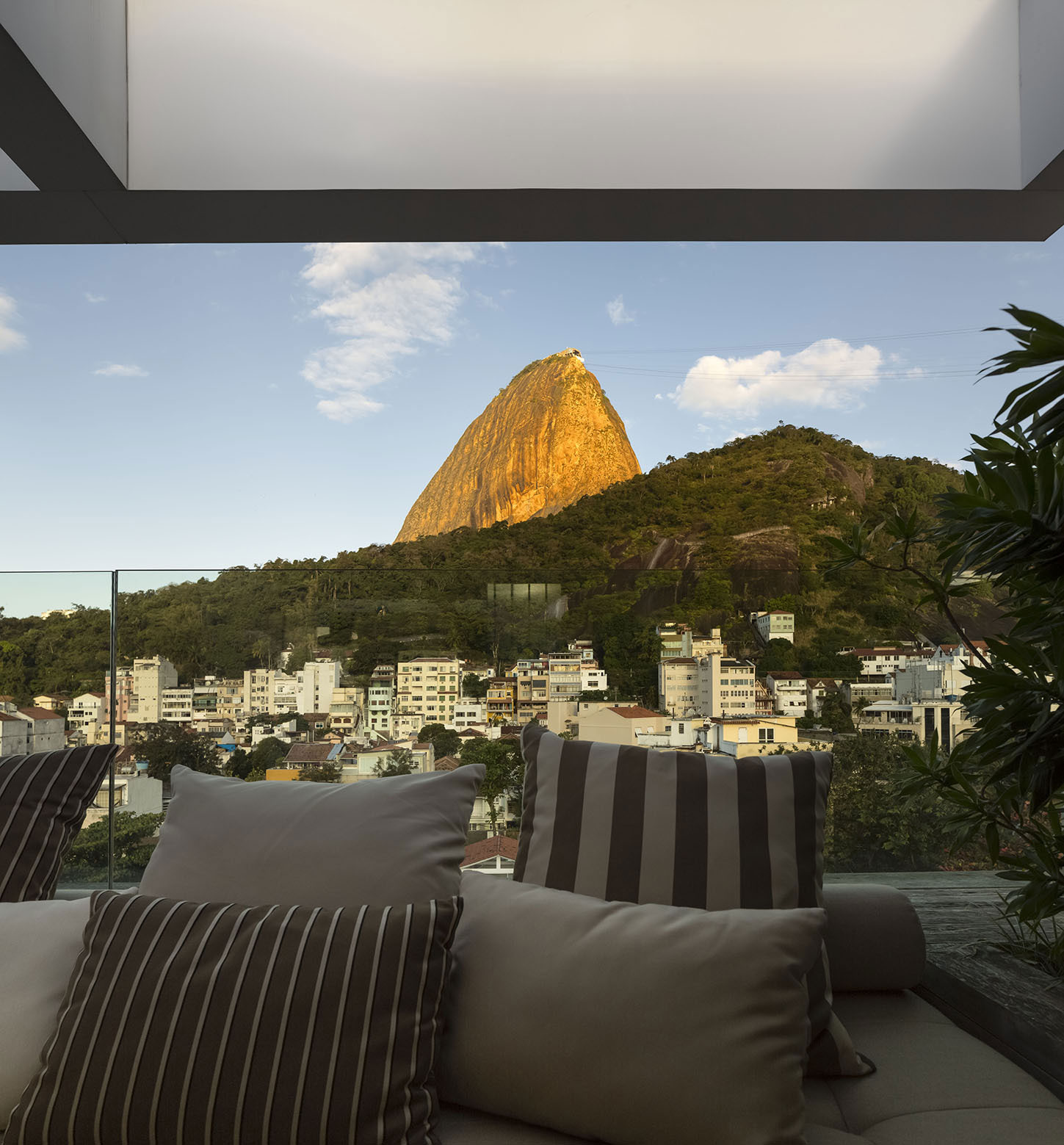 A Stylish Modern Home Sparkles with Classy and Luxurious Interiors in Rio de Janeiro by Studio Arthur Casas (21)