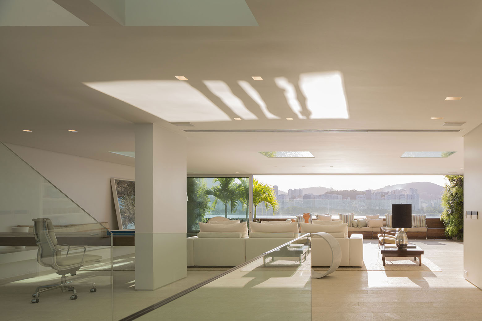 A Stylish Modern Home Sparkles with Classy and Luxurious Interiors in Rio de Janeiro by Studio Arthur Casas (5)