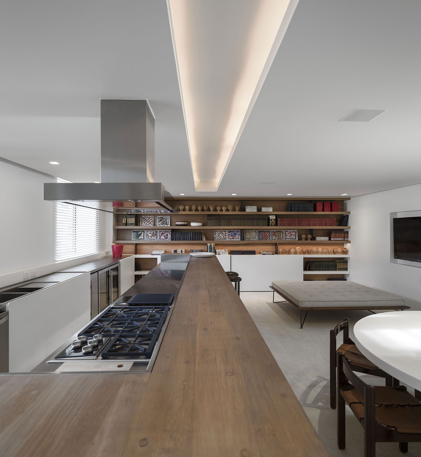 A Stylish Modern Home Sparkles with Classy and Luxurious Interiors in Rio de Janeiro by Studio Arthur Casas (7)