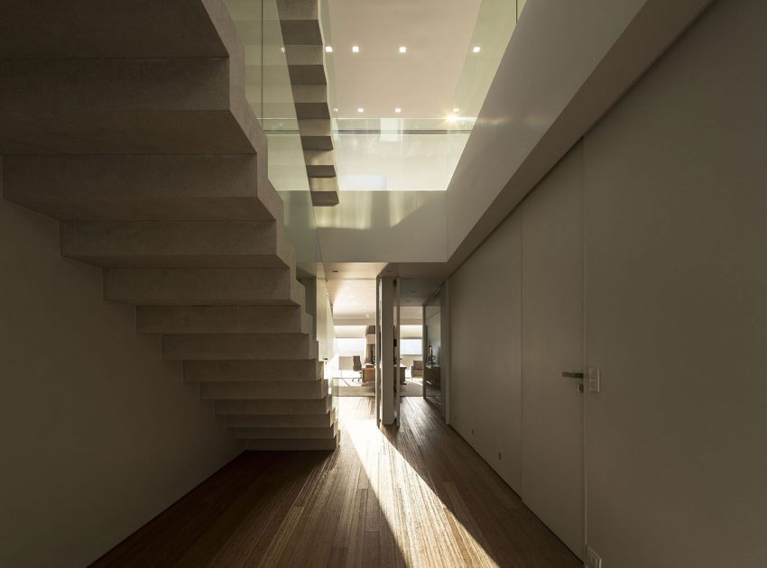 A Stylish Modern Home Sparkles with Classy and Luxurious Interiors in Rio de Janeiro by Studio Arthur Casas (8)