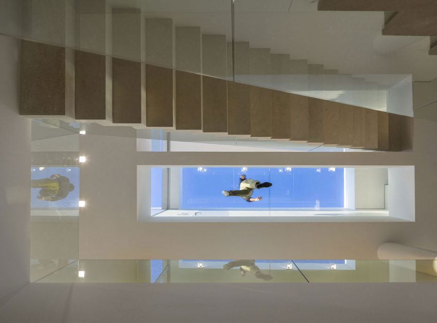 A Stylish Modern Home Sparkles with Classy and Luxurious Interiors in Rio de Janeiro by Studio Arthur Casas (9)