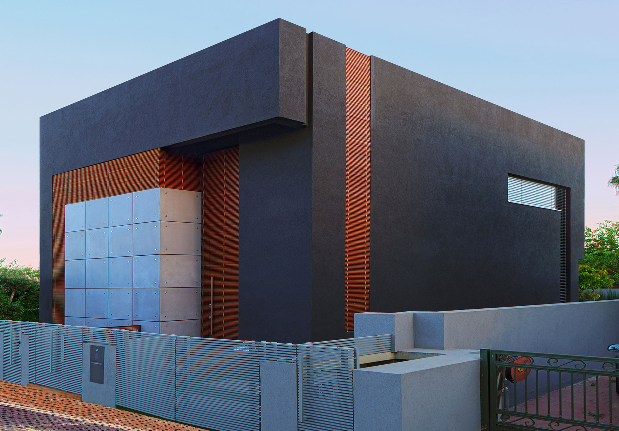 A Stylish Modern Home with Black Facade and White Interiors in Tel Aviv by Israelevitz Architects (1)