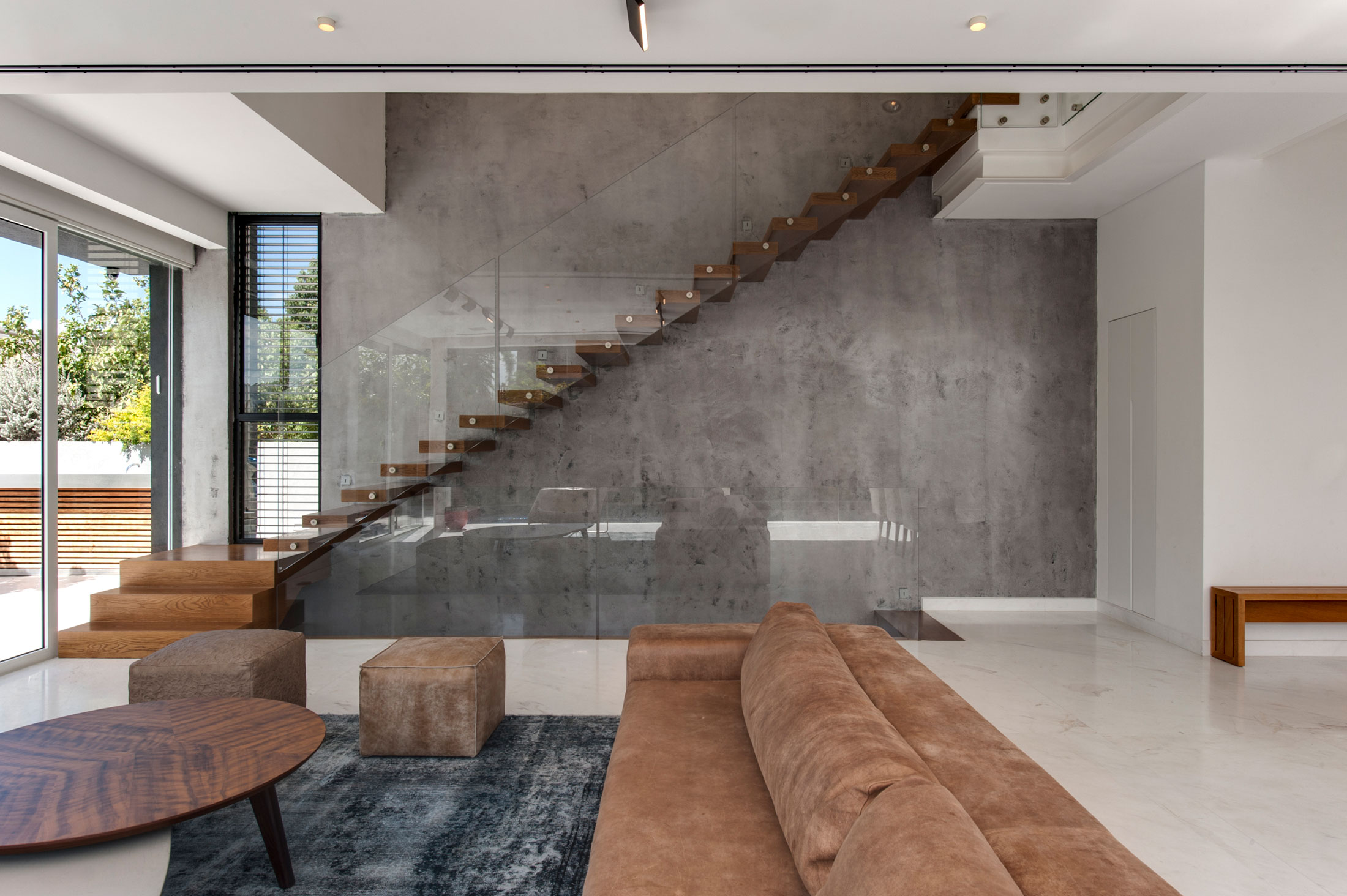 A Stylish Modern Home with Black Facade and White Interiors in Tel Aviv by Israelevitz Architects (10)