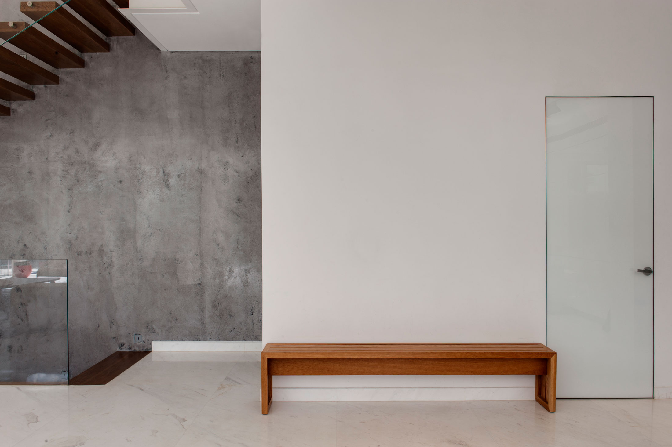 A Stylish Modern Home with Black Facade and White Interiors in Tel Aviv by Israelevitz Architects (11)