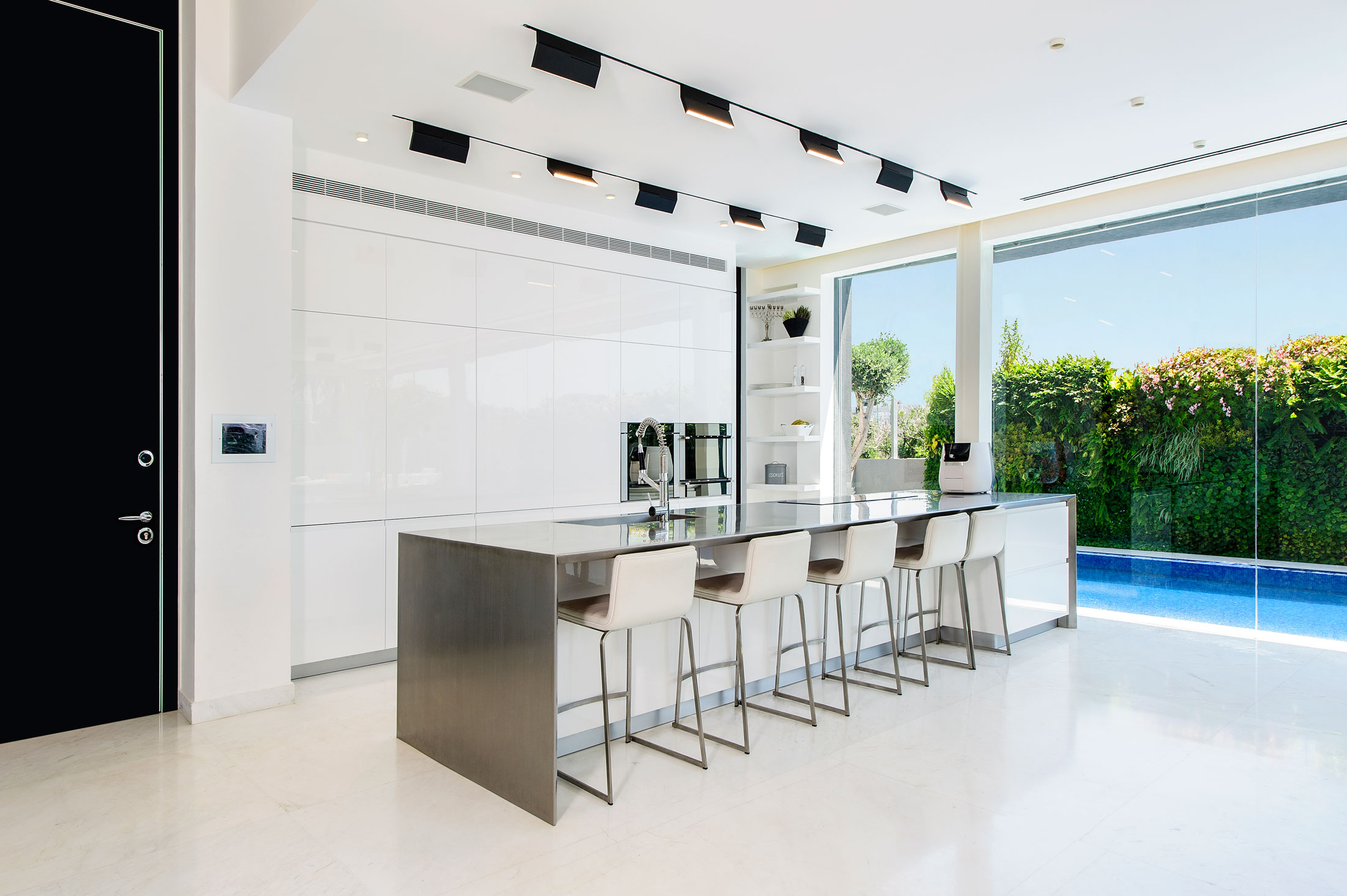 A Stylish Modern Home with Black Facade and White Interiors in Tel Aviv by Israelevitz Architects (15)