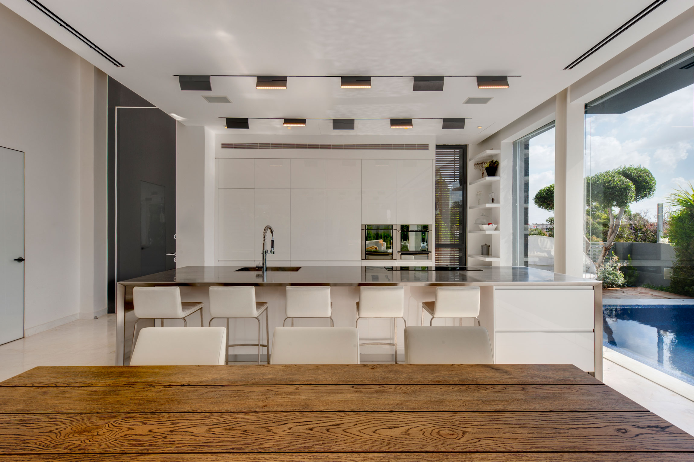 A Stylish Modern Home with Black Facade and White Interiors in Tel Aviv by Israelevitz Architects (16)