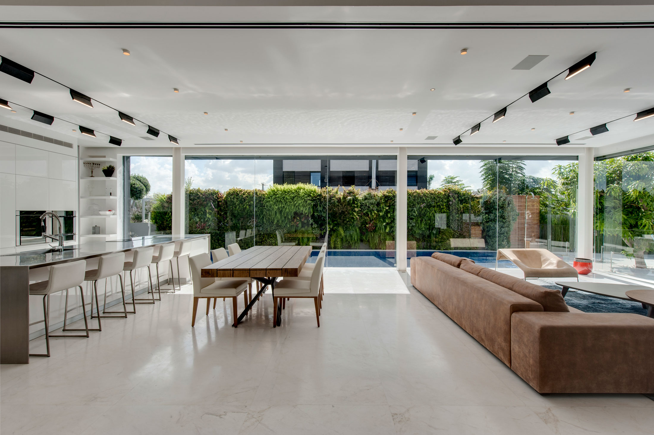 A Stylish Modern Home with Black Facade and White Interiors in Tel Aviv by Israelevitz Architects (18)