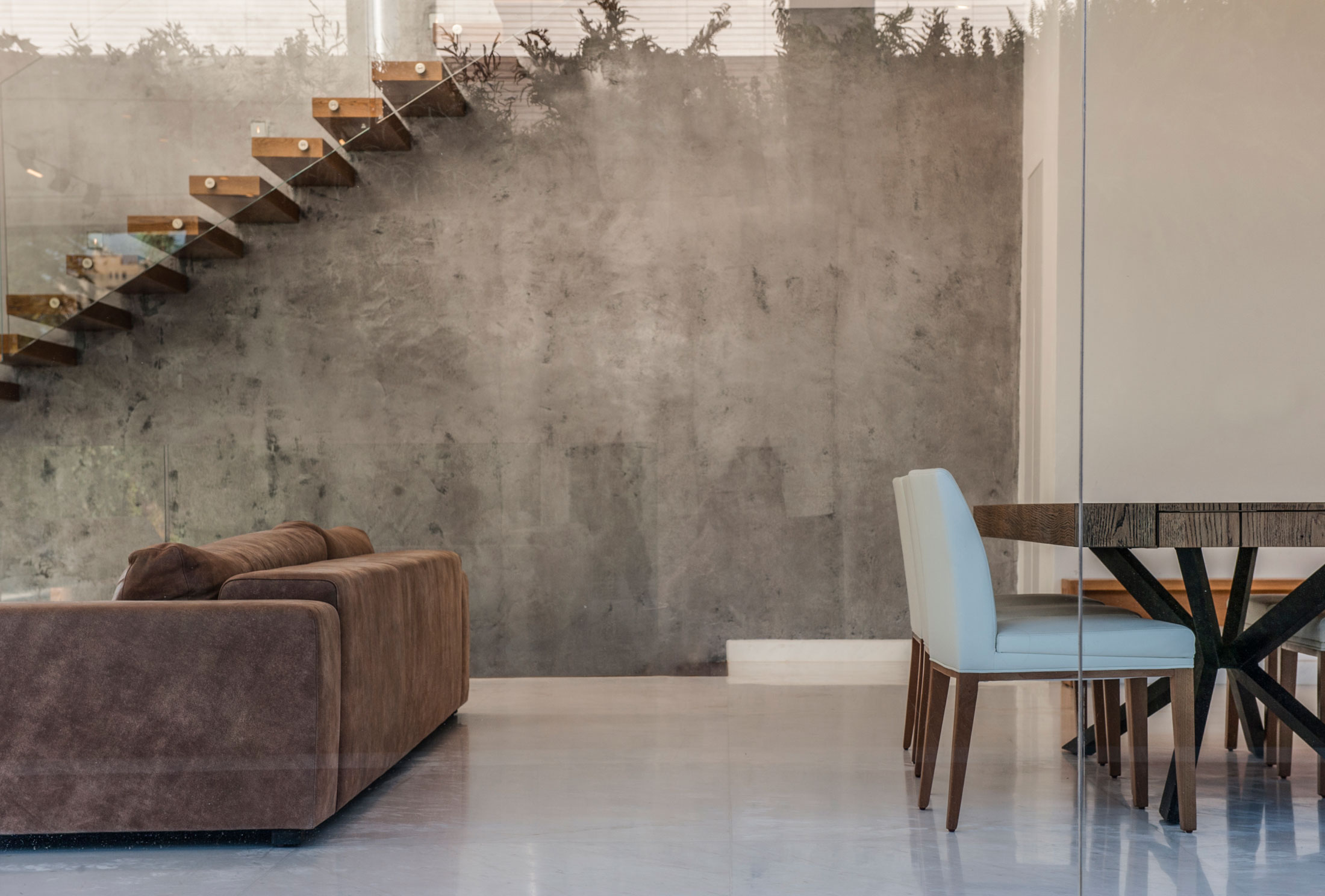 A Stylish Modern Home with Black Facade and White Interiors in Tel Aviv by Israelevitz Architects (19)