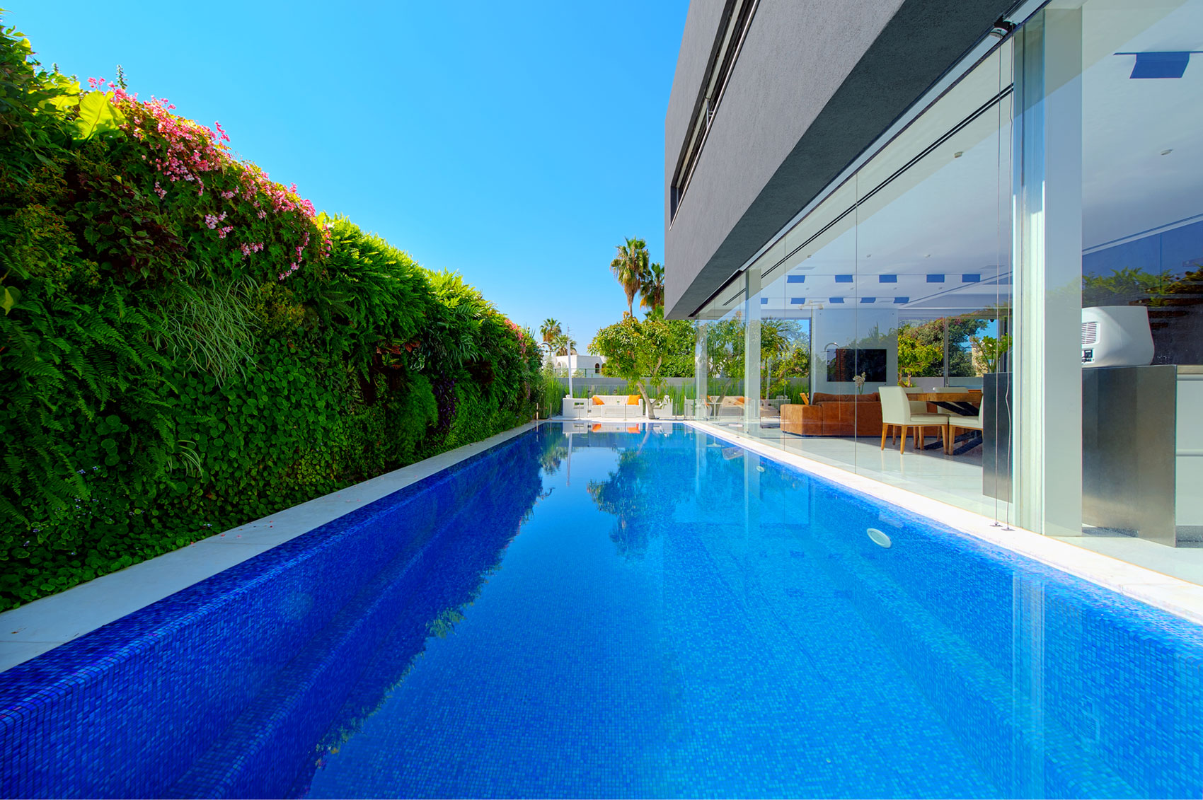 A Stylish Modern Home with Black Facade and White Interiors in Tel Aviv by Israelevitz Architects (2)