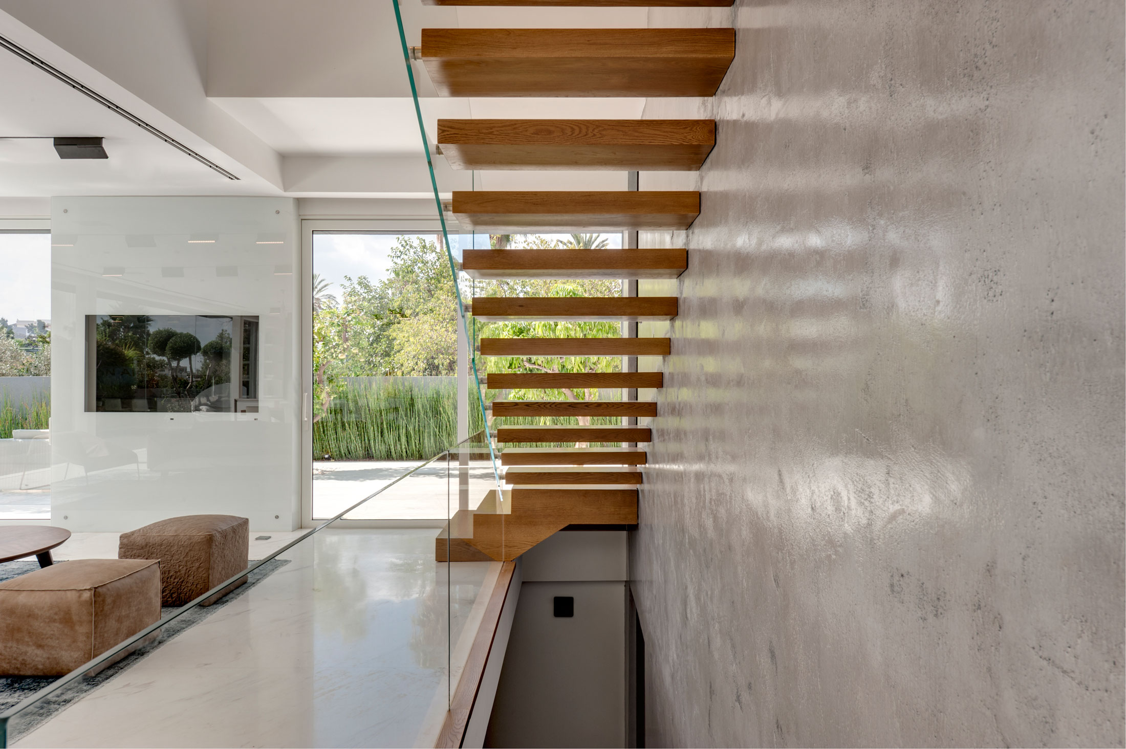 A Stylish Modern Home with Black Facade and White Interiors in Tel Aviv by Israelevitz Architects (20)