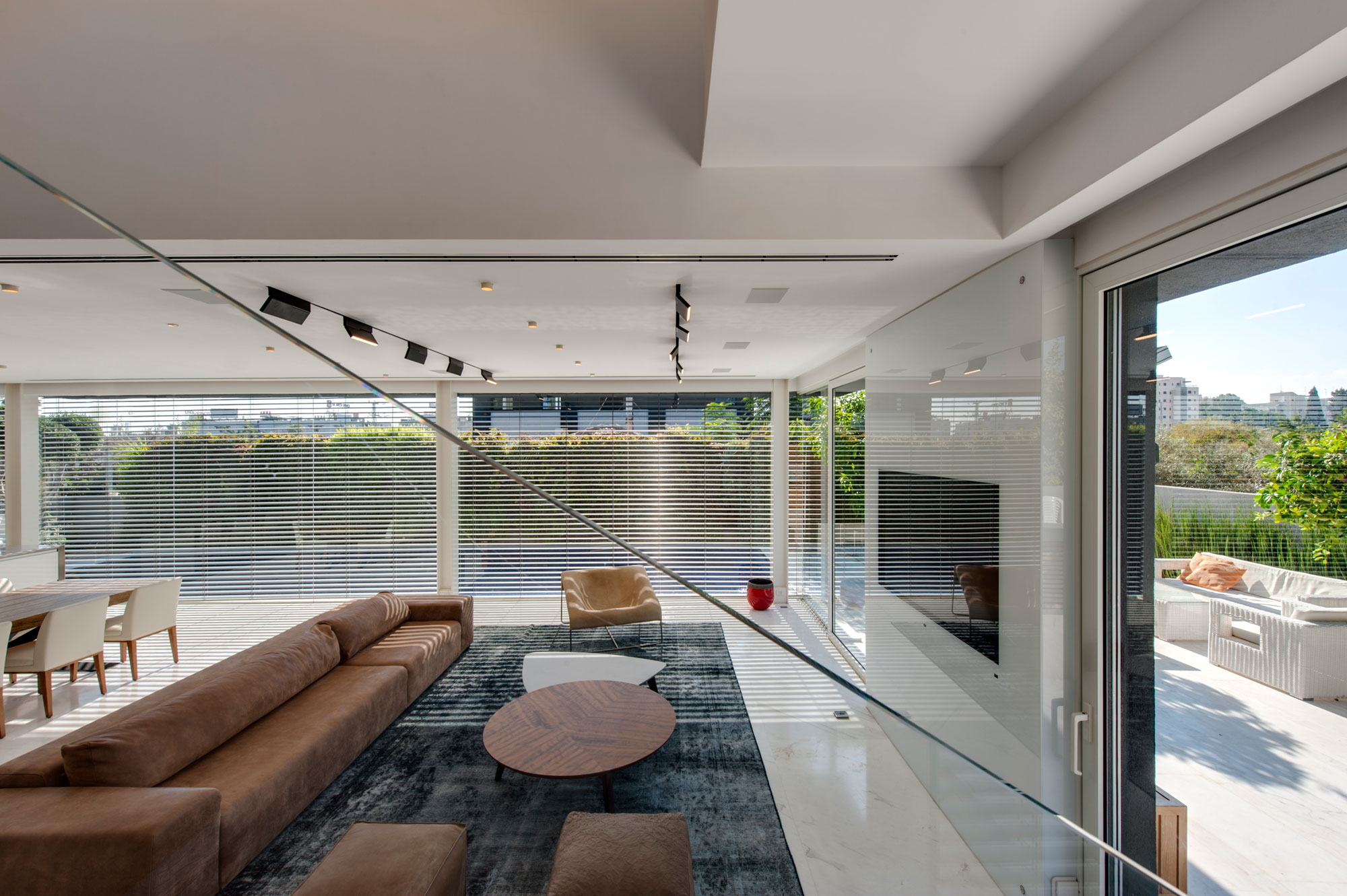 A Stylish Modern Home with Black Facade and White Interiors in Tel Aviv by Israelevitz Architects (21)