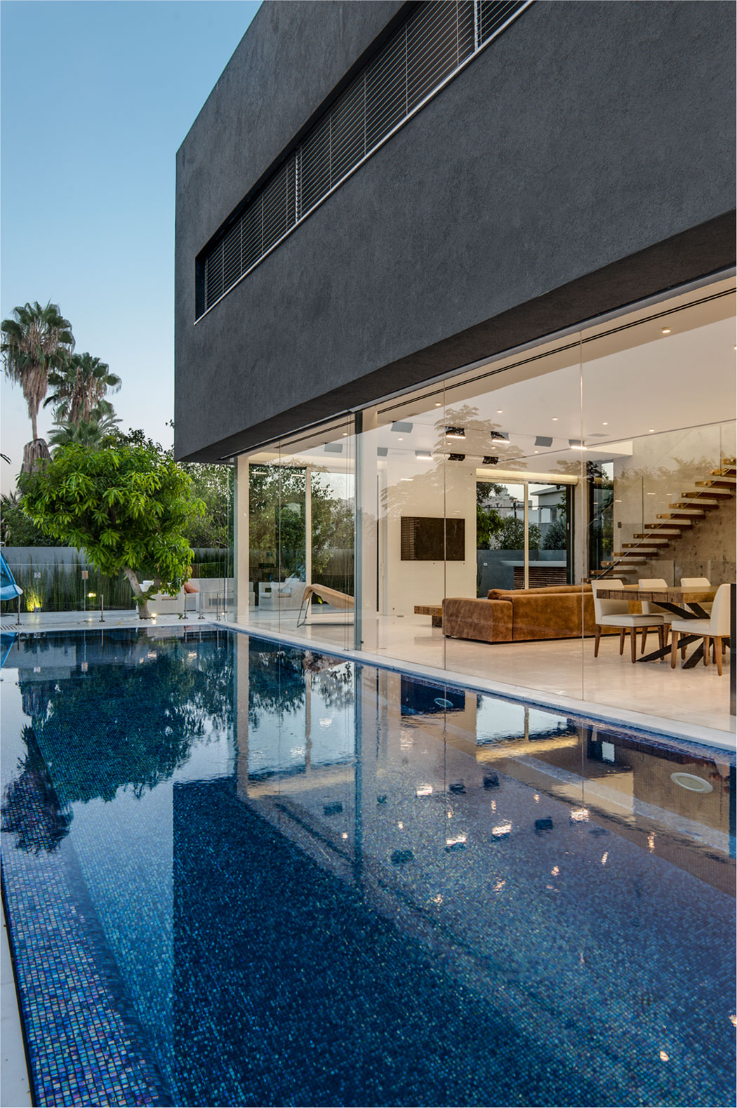 A Stylish Modern Home with Black Facade and White Interiors in Tel Aviv by Israelevitz Architects (27)
