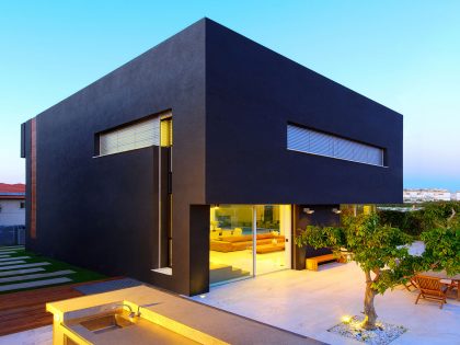 A Stylish Modern Home with Black Facade and White Interiors in Tel Aviv by Israelevitz Architects (28)