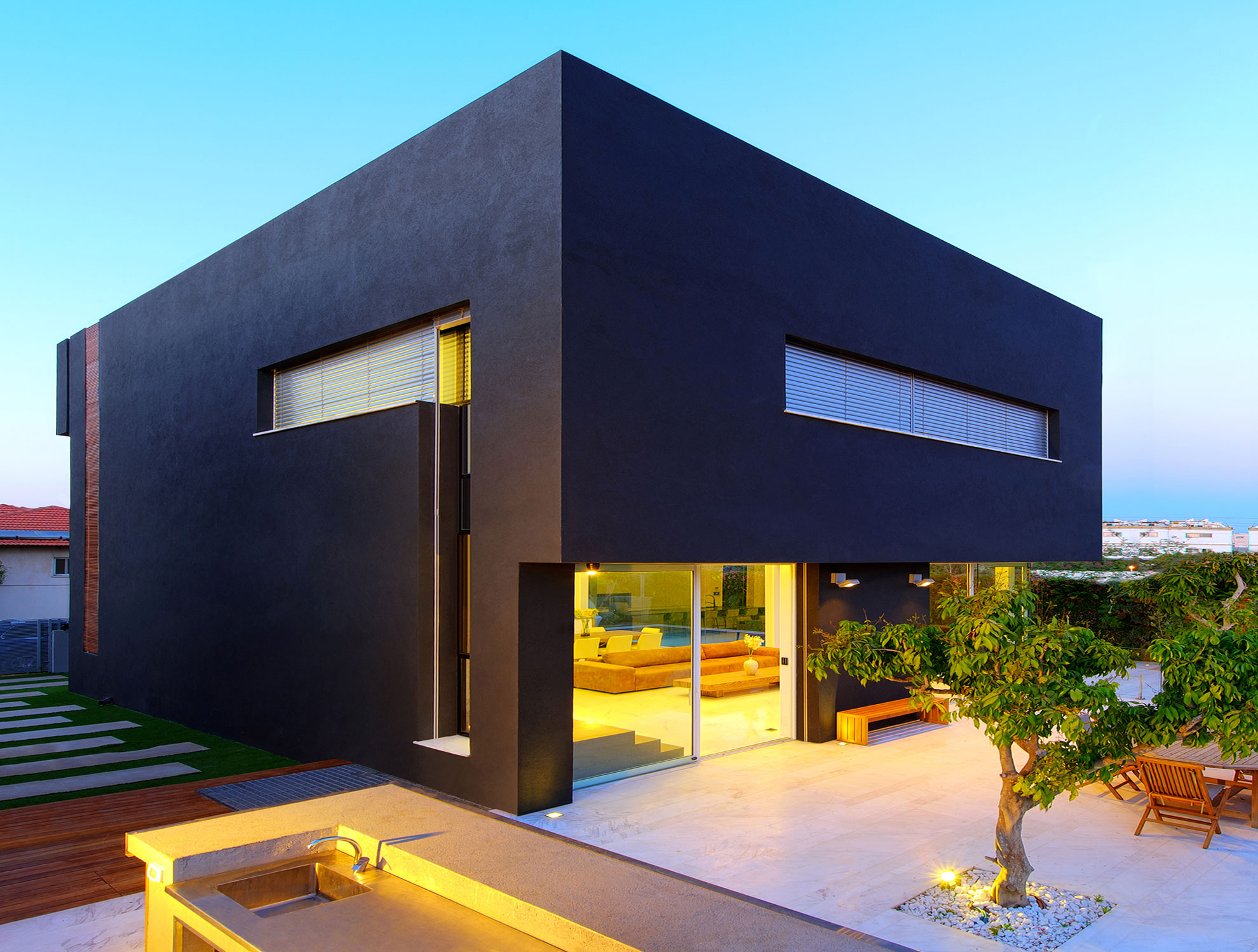 A Stylish Modern Home with Black Facade and White Interiors in Tel Aviv by Israelevitz Architects (28)