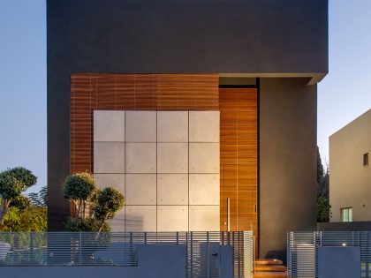 A Stylish Modern Home with Black Facade and White Interiors in Tel Aviv by Israelevitz Architects (29)