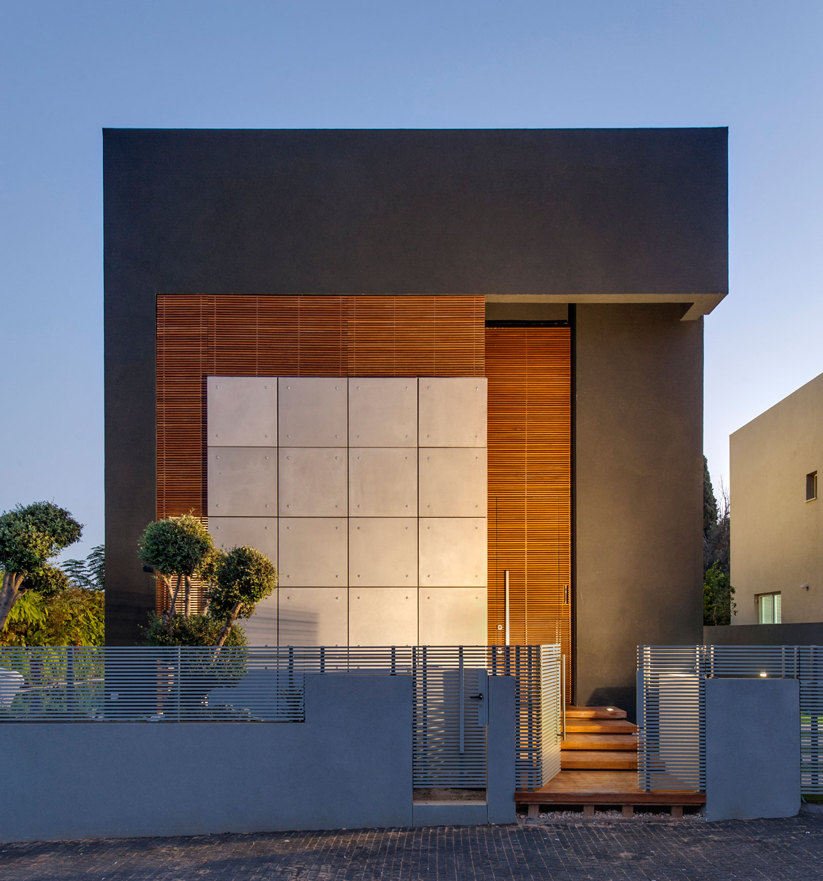 A Stylish Modern Home with Black Facade and White Interiors in Tel Aviv by Israelevitz Architects (29)
