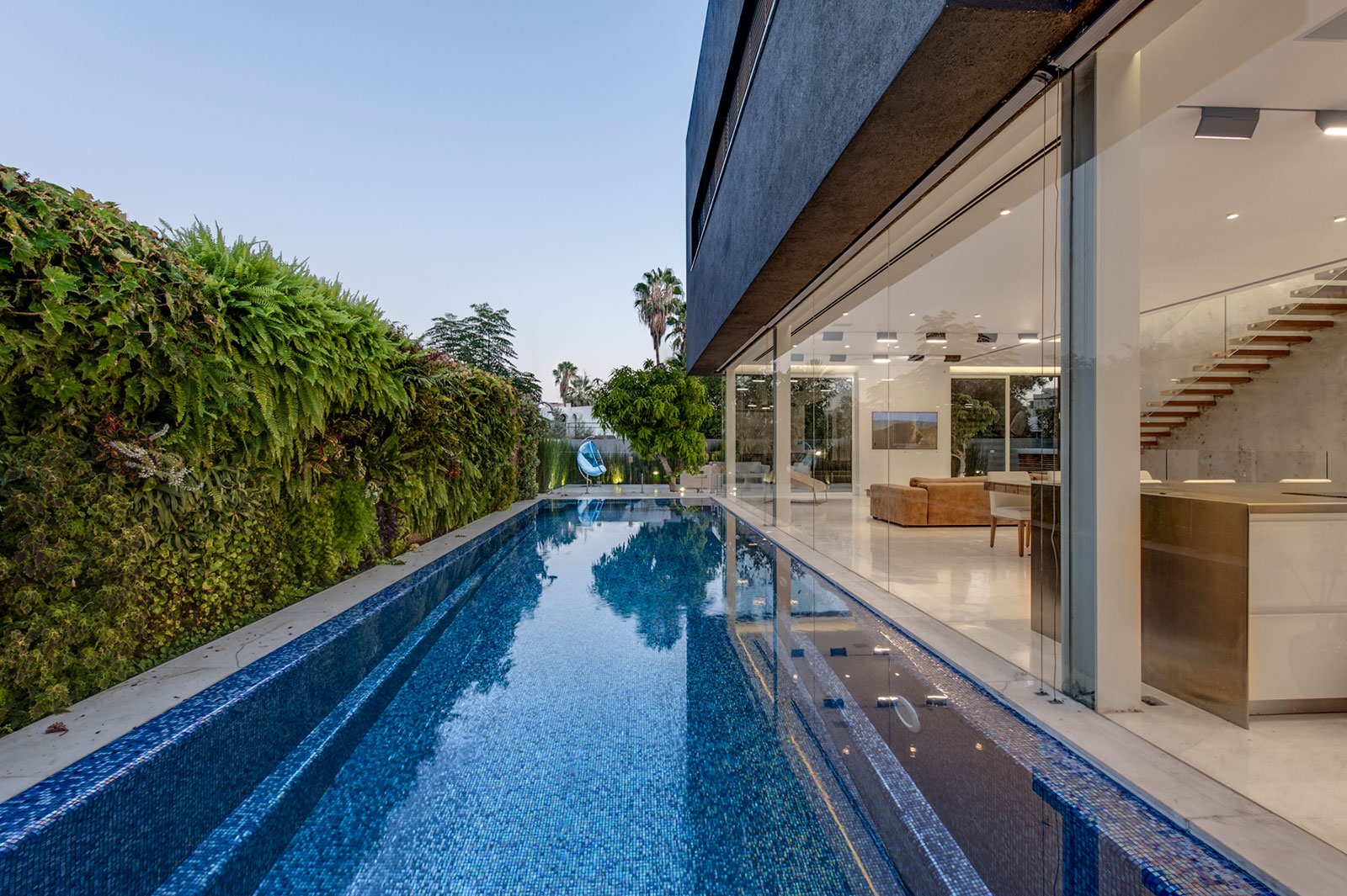 A Stylish Modern Home with Black Facade and White Interiors in Tel Aviv by Israelevitz Architects (3)