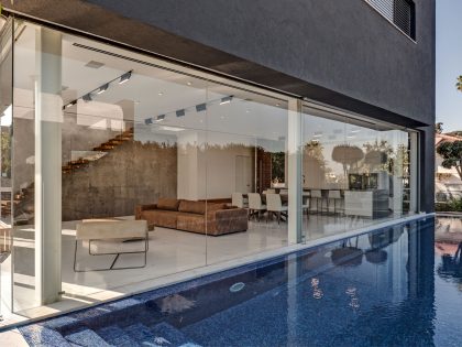 A Stylish Modern Home with Black Facade and White Interiors in Tel Aviv by Israelevitz Architects (4)