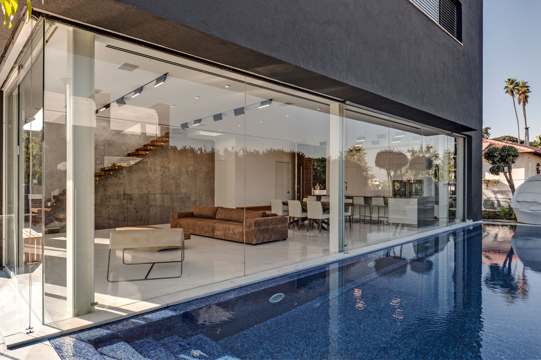A Stylish Modern Home with Black Facade and White Interiors in Tel Aviv by Israelevitz Architects (4)