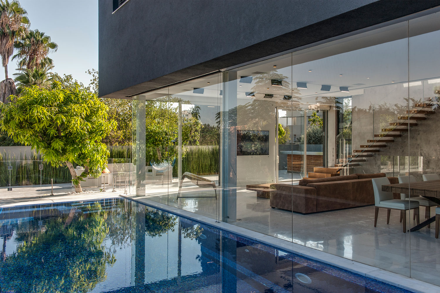 A Stylish Modern Home with Black Facade and White Interiors in Tel Aviv by Israelevitz Architects (5)