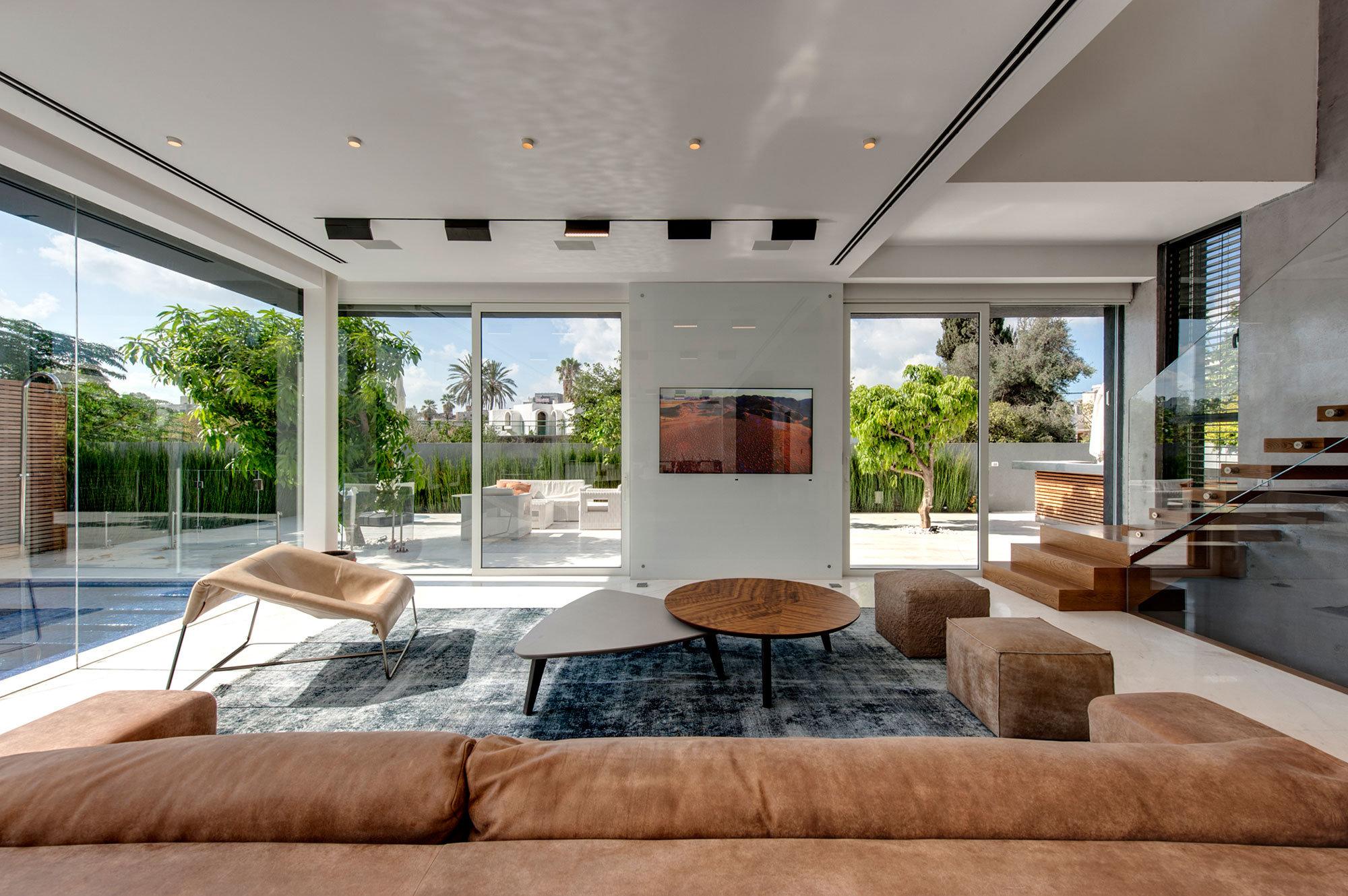 A Stylish Modern Home with Black Facade and White Interiors in Tel Aviv by Israelevitz Architects (9)