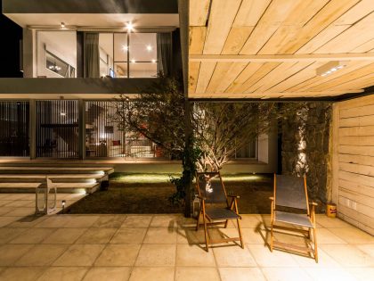 A Stylish Modern Home with Opaque Facade and Clean Lines in Cordoba, Argentina by Federico Olmedo (12)