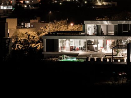 A Stylish Modern Home with Opaque Facade and Clean Lines in Cordoba, Argentina by Federico Olmedo (13)