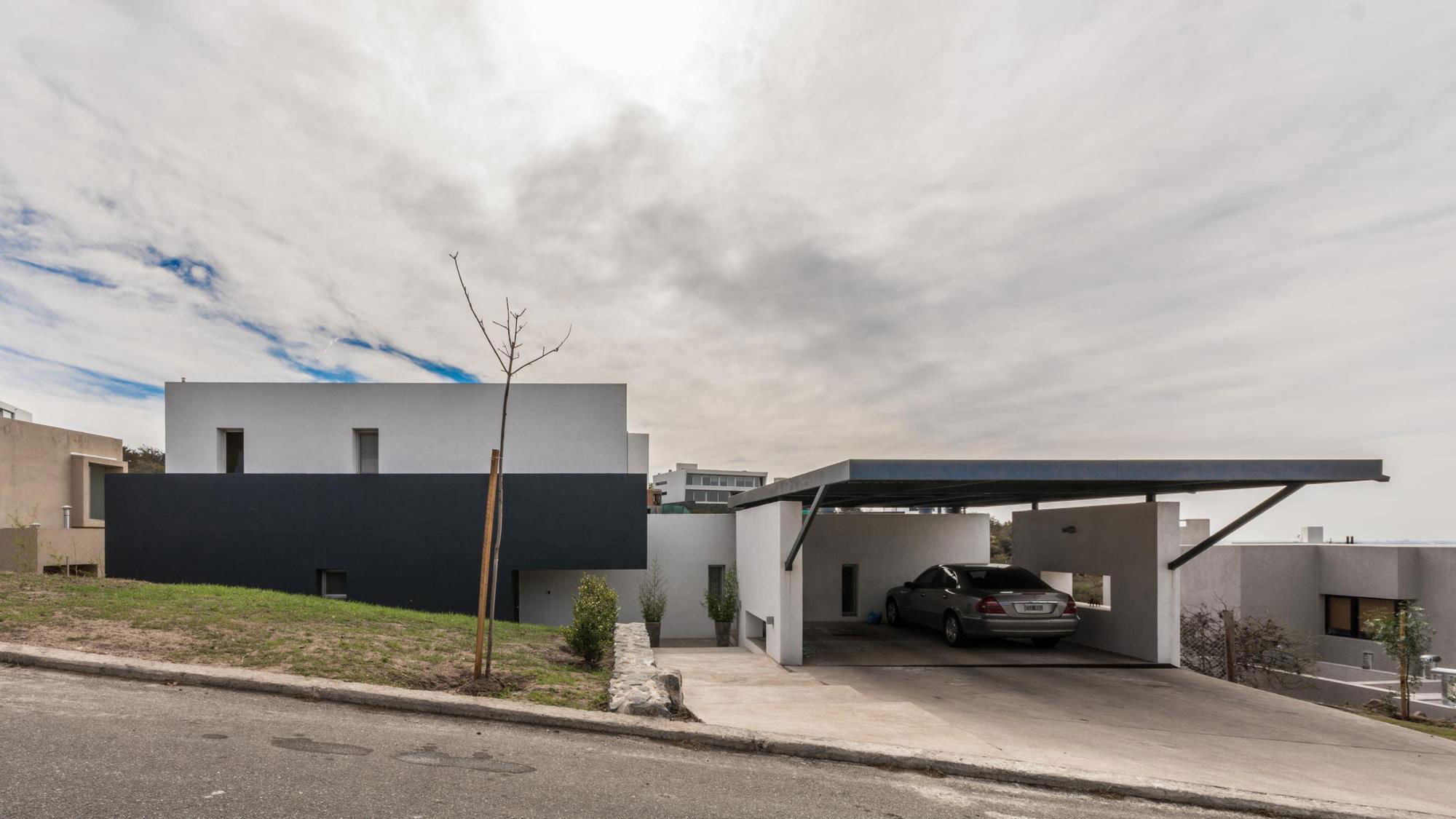 A Stylish Modern Home with Opaque Facade and Clean Lines in Cordoba, Argentina by Federico Olmedo (2)