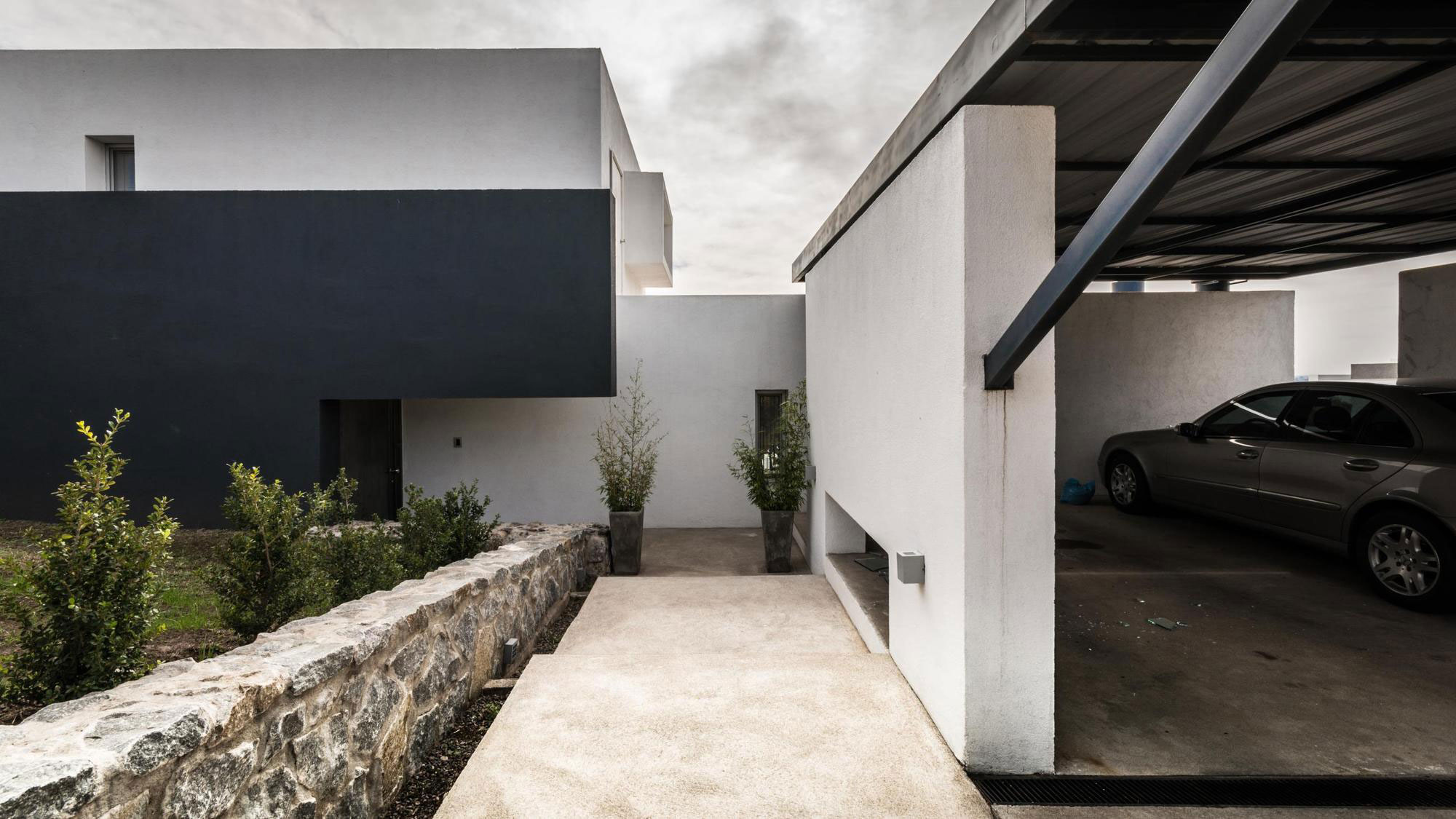 A Stylish Modern Home with Opaque Facade and Clean Lines in Cordoba, Argentina by Federico Olmedo (4)