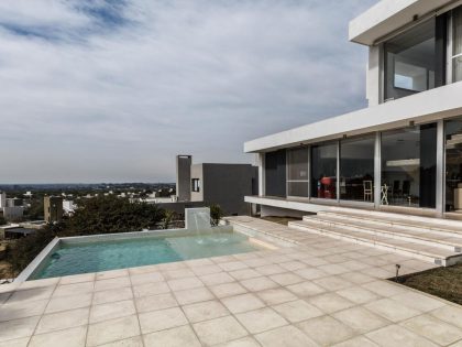 A Stylish Modern Home with Opaque Facade and Clean Lines in Cordoba, Argentina by Federico Olmedo (6)