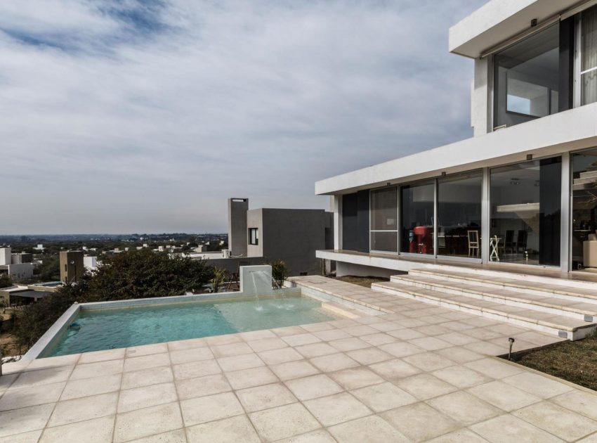 A Stylish Modern Home with Opaque Facade and Clean Lines in Cordoba, Argentina by Federico Olmedo (6)