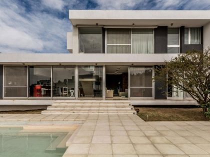 A Stylish Modern Home with Opaque Facade and Clean Lines in Cordoba, Argentina by Federico Olmedo (7)