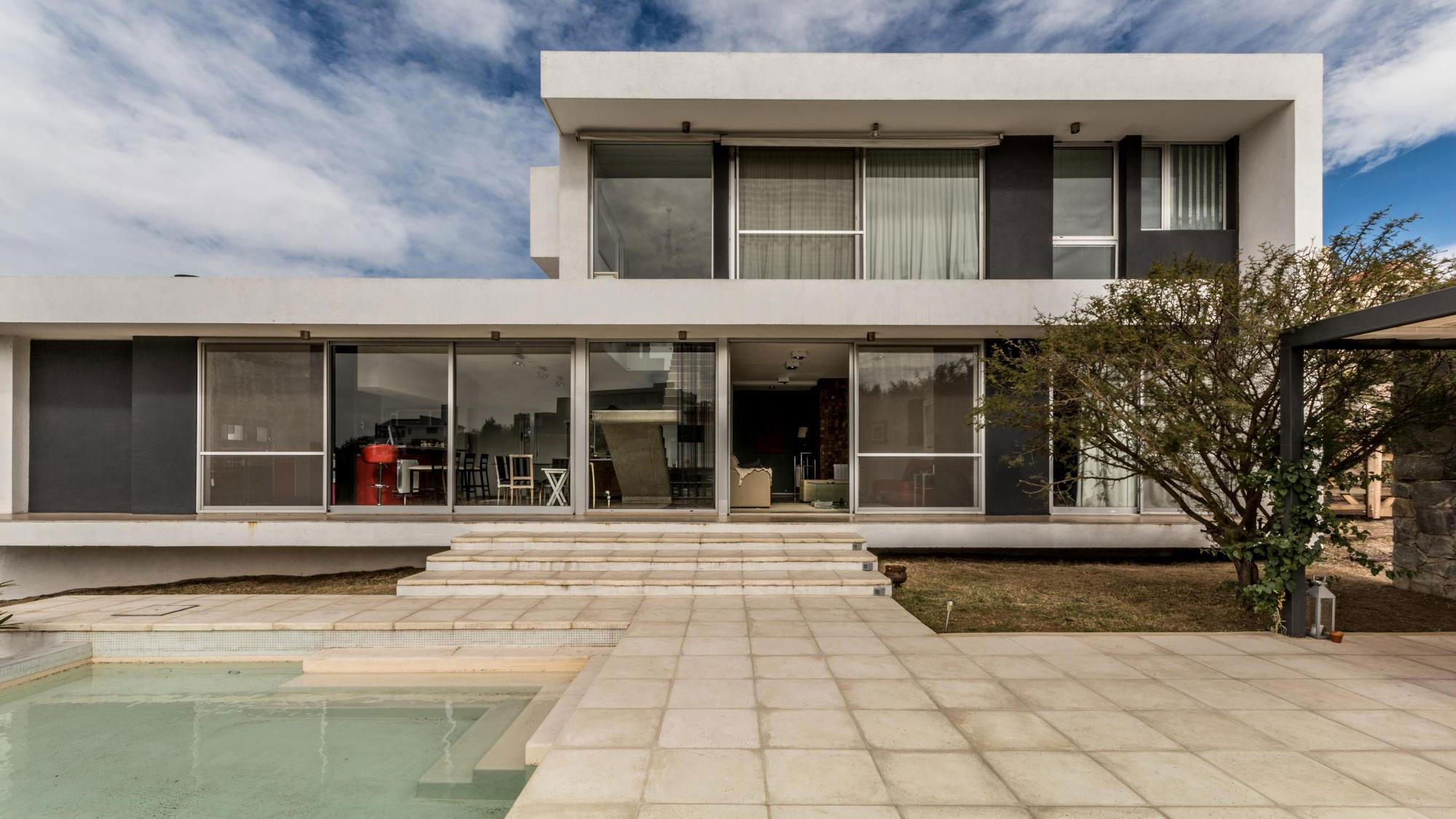 A Stylish Modern Home with Opaque Facade and Clean Lines in Cordoba, Argentina by Federico Olmedo (7)
