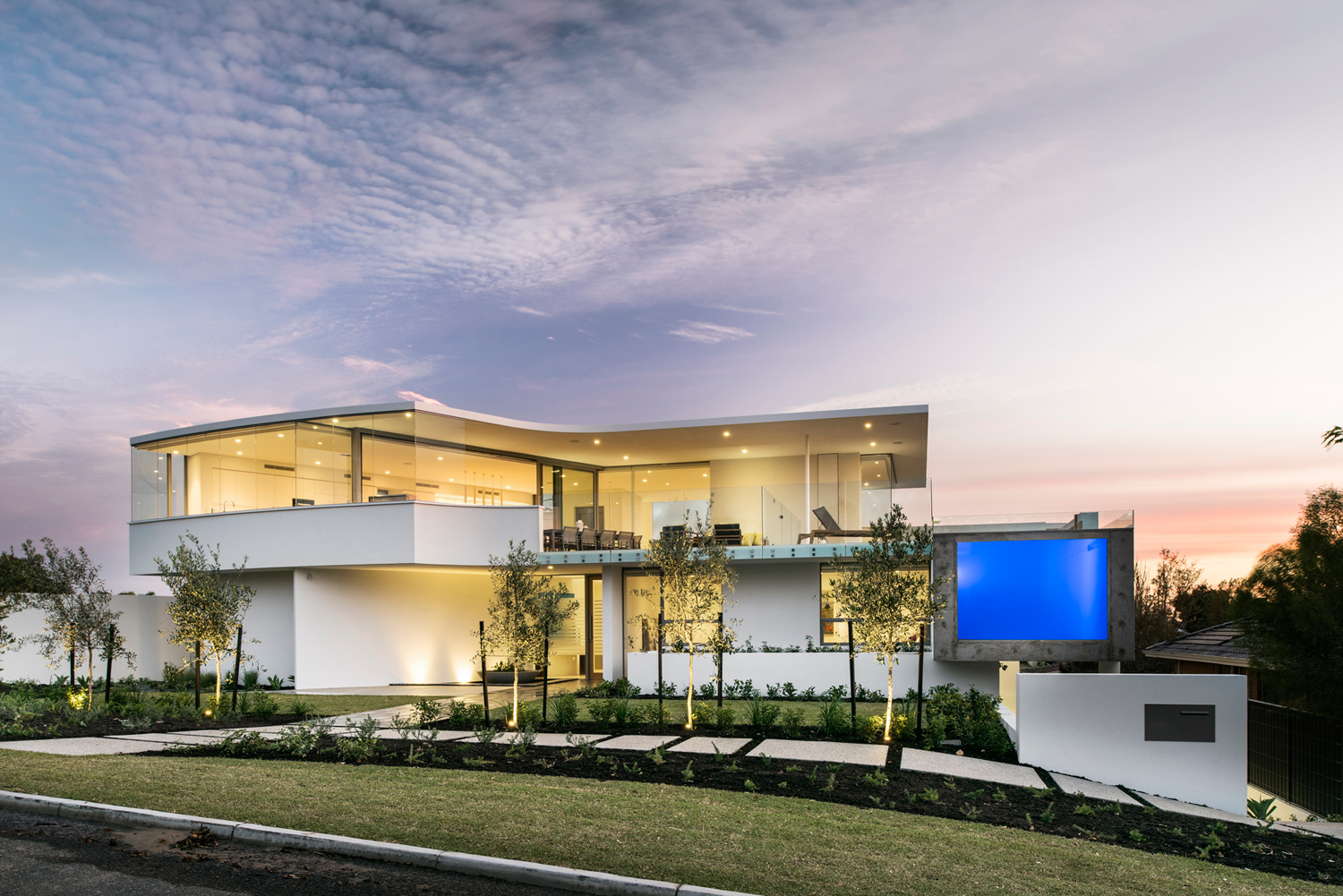 A Stylish Modern Home with Strong Clean Lines and Minimalist Aesthetic in Perth, Australia by Cambuild & Banham Architects (1)