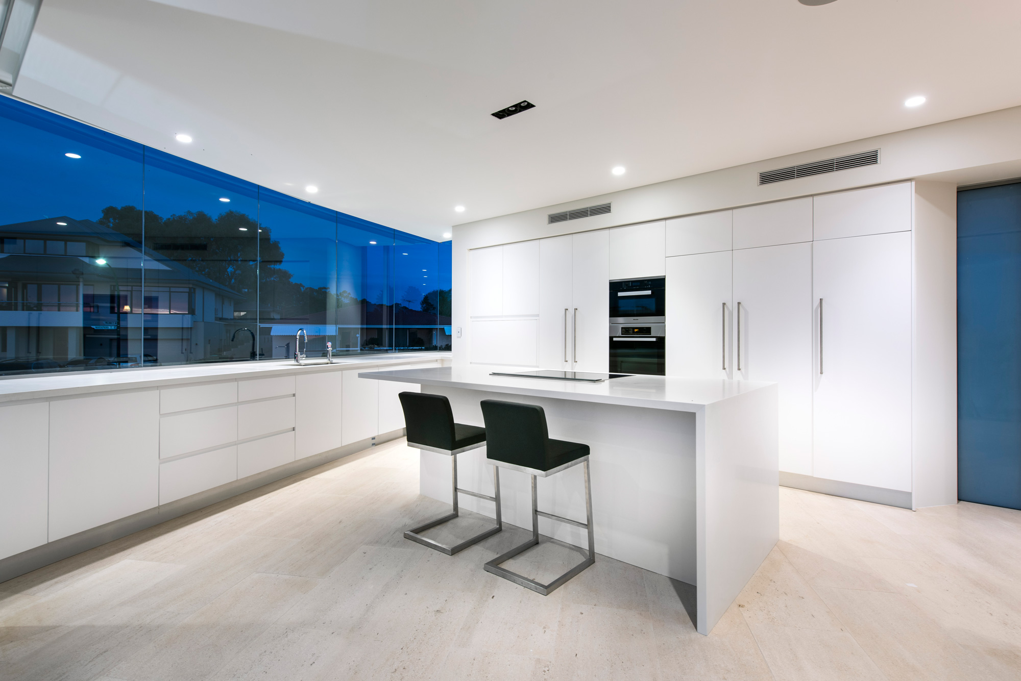 A Stylish Modern Home with Strong Clean Lines and Minimalist Aesthetic in Perth, Australia by Cambuild & Banham Architects (12)