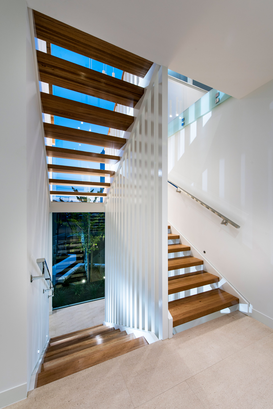 A Stylish Modern Home with Strong Clean Lines and Minimalist Aesthetic in Perth, Australia by Cambuild & Banham Architects (20)