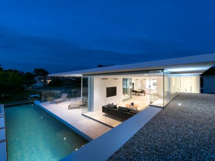 A Stylish Modern Home with Strong Clean Lines and Minimalist Aesthetic in Perth, Australia by Cambuild & Banham Architects (5)