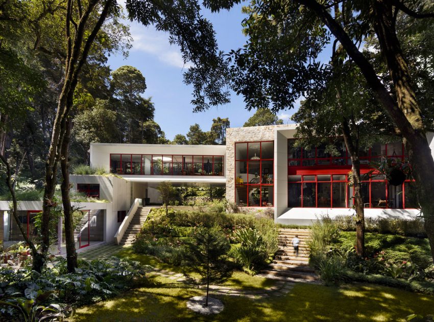 A Stylish Modern House Surrounded by Forests and Tall Trees in Guatemala City by Solis Colomer Arquitectos (1)