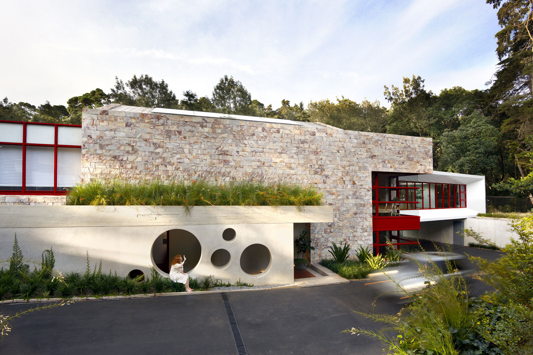 A Stylish Modern House Surrounded by Forests and Tall Trees in Guatemala City by Solis Colomer Arquitectos (2)