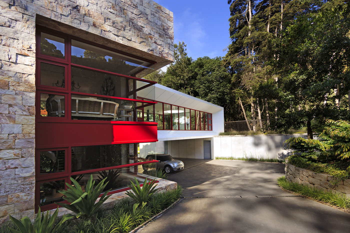 A Stylish Modern House Surrounded by Forests and Tall Trees in Guatemala City by Solis Colomer Arquitectos (3)