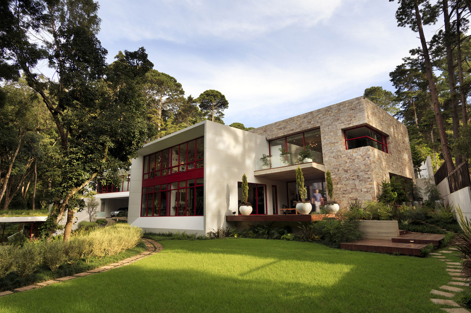 A Stylish Modern House Surrounded by Forests and Tall Trees in Guatemala City by Solis Colomer Arquitectos (4)