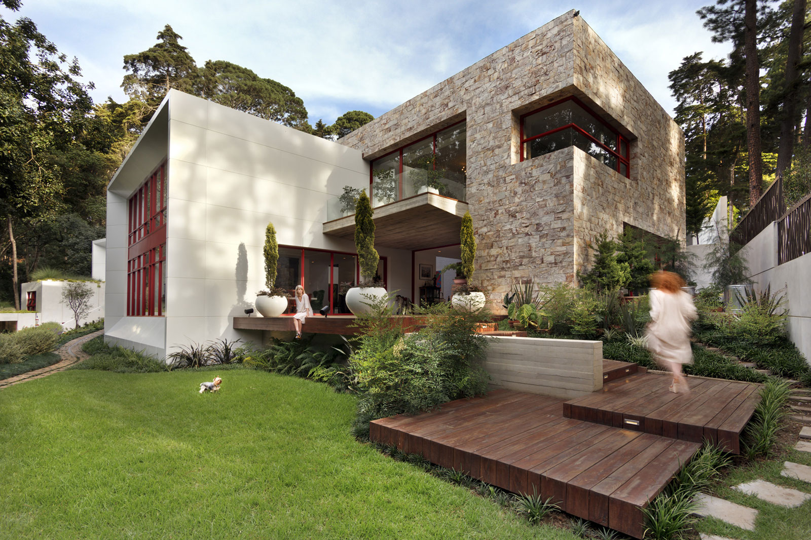 A Stylish Modern House Surrounded by Forests and Tall Trees in Guatemala City by Solis Colomer Arquitectos (5)